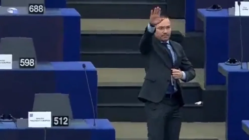 La Eurocámara multa a un eurodiputado que hizo el saludo nazi en el hemiciclo