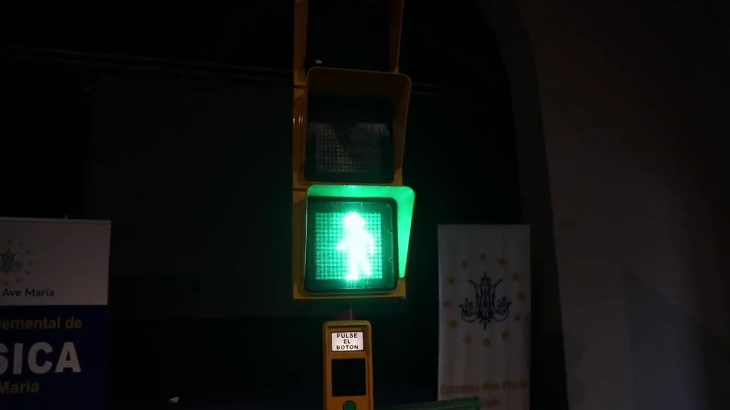 Málaga presenta el 'semáforo de Chiquito de la Calzada': grita "¡Quiétorrr!" y "¡Al atáquerrr!" e imita los movimientos del humorista Málaga presenta el 'semáforo de Chiquito de la Calzada': grita "¡Quiétorrr!" y "¡Al atáquerrr!" e imita los movimientos del humorista