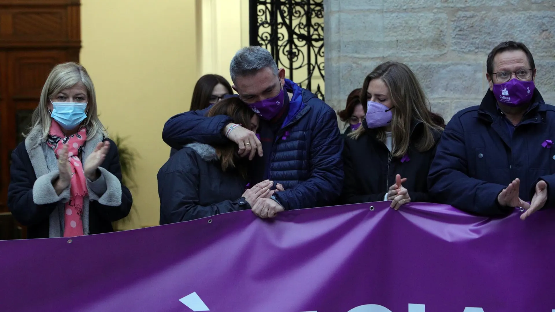 Concentración de condena por el asesinato de un niño de 11 años a manos de su padre en Sueca (Valencia)