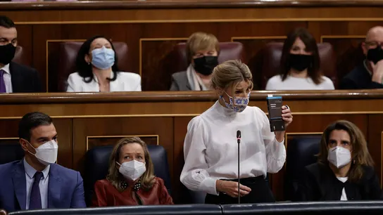 La vicepresidenta segunda y ministra de Trabajo, Yolanda Díaz, muestra el Estatuto de los Trabajadores La vicepresidenta segunda y ministra de Trabajo, Yolanda Díaz, muestra el Estatuto de los Trabajadores