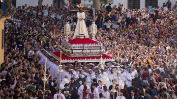 Los portadores llevan el trono de Nuestro Padre Jesús Cautivo a la salida de su Casa Hermandad en el barrio de la Trinidad de Málaga.