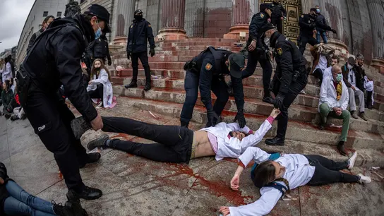 Varios policías retiran a los manifestantes que arrojan pintura contra la fachada del Congreso. "Sin planeta no hay futuro"