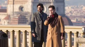 Álvaro Morte y Pedro Alonso en la Piazzale Michelangelo de Florencia.