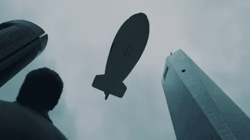 Escena en la que el zeppelin pasa por el complejo de las Cuatro Torres en Madrid.