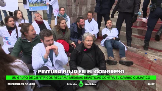 Una protesta de Rebelión Científica pinta de rojo la fachada del Congreso de los Diputados "Sin planeta no hay futuro"
