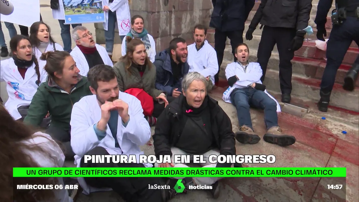 Una protesta de Rebelión Científica pinta de rojo la fachada del Congreso de los Diputados "Sin planeta no hay futuro"