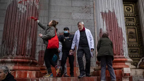 Varios policías retiran a los manifestantes que arrojan pintura contra la fachada del Congreso. "Sin planeta no hay futuro"