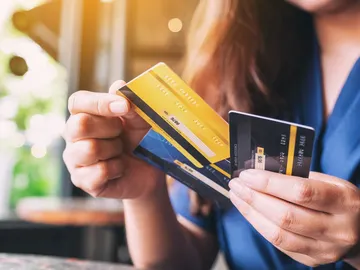 Mujer sosteniendo tarjeta banco Mujer sosteniendo tarjeta banco