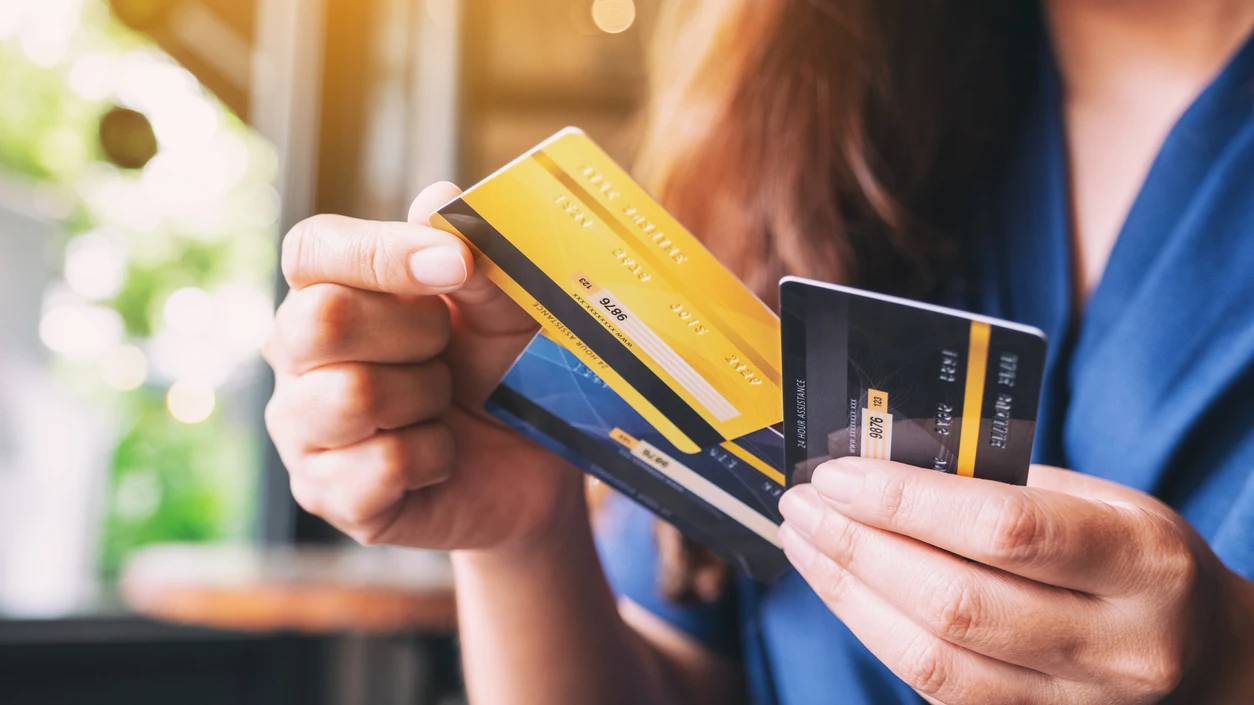 Mujer sosteniendo tarjeta banco