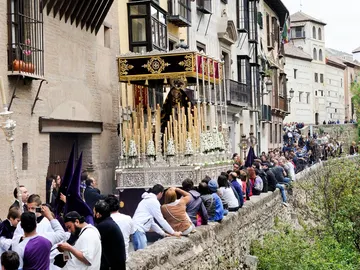 ¿Te imaginas cómo sería vivir la Semana Santa con la Alhambra al fondo? ¿Te imaginas cómo sería vivir la Semana Santa con la Alhambra al fondo?