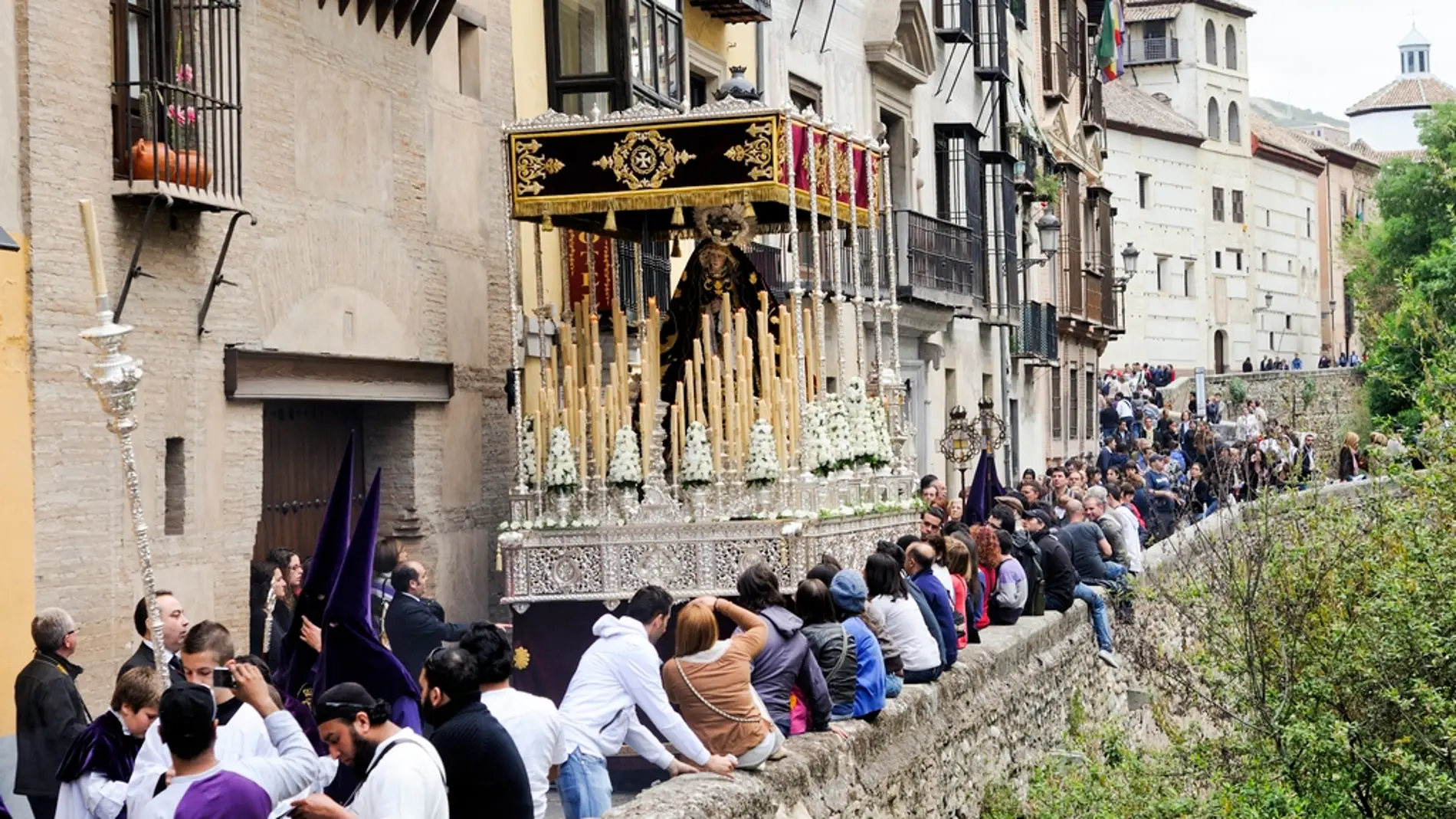 ¿Te imaginas cómo sería vivir la Semana Santa con la Alhambra al fondo?