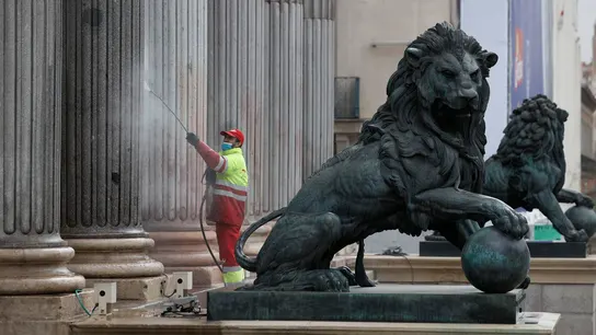 Un operario limpia las manchas de pintura roja de la fachada del Congreso "Sin planeta no hay futuro"