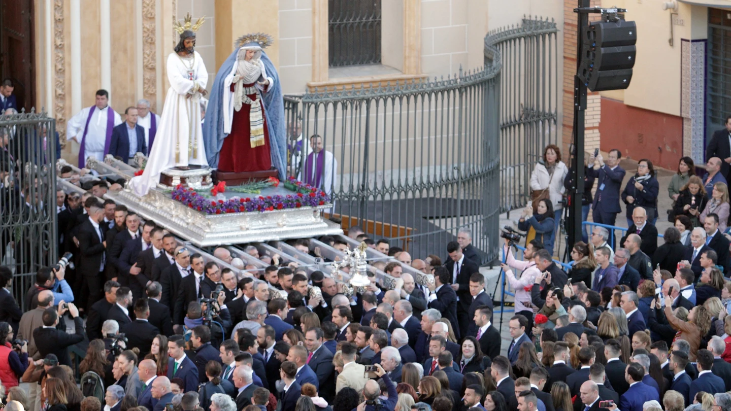 Traslado al trono en el Viernes de Dolores con las imágenes de la Cofradía de Nazarenos de Nuestro Padre Jesús Cautivo de Málaga (2019) Traslado al trono en el Viernes de Dolores con las imágenes de la Cofradía de Nazarenos de Nuestro Padre Jesús Cautivo de Málaga (2019)