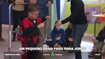 Jorge, el primer niño del mundo que puede andar gracias a un exoesqueleto infantil 