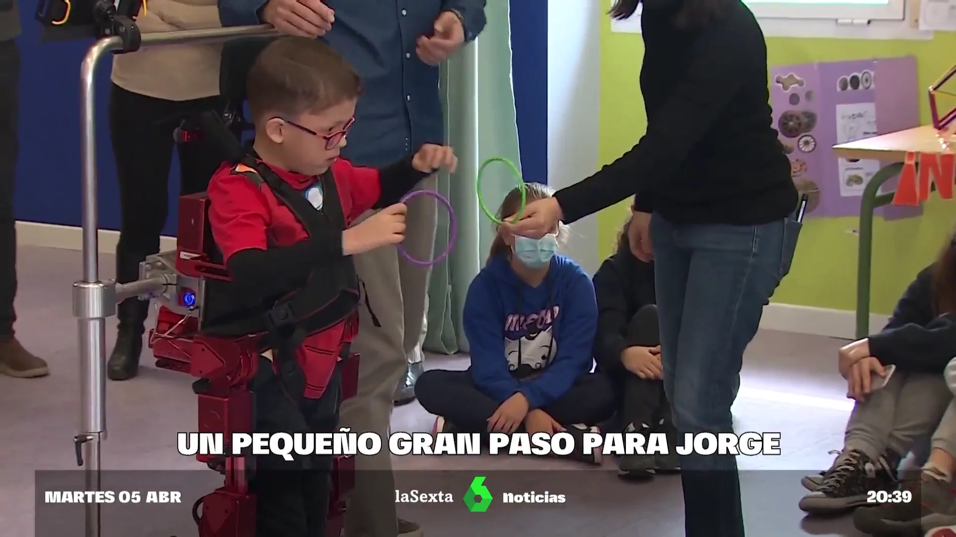 Jorge, el primer niño del mundo que puede andar gracias a un exoesqueleto infantil 