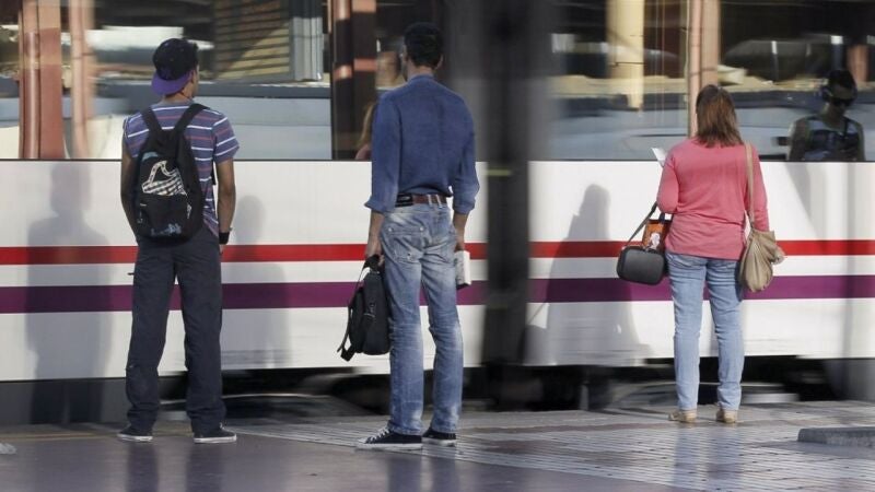 Personas esperando a un tren de Cercanías Madrid