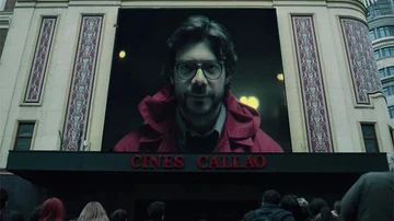 El Profesor se dirige a los ciudadanos de la Plaza de Callao de Madrid.