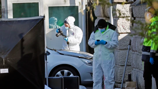 La Policía recoge pruebas en el lugar en el que se dio el impacto La Policía recoge pruebas en el lugar en el que se dio el impacto