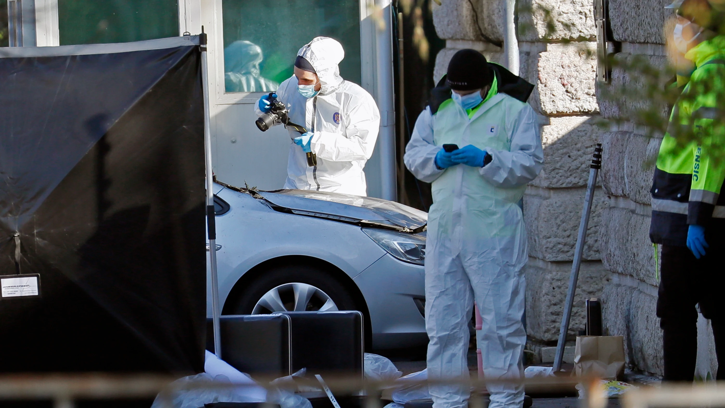 La Policía recoge pruebas en el lugar en el que se dio el impacto