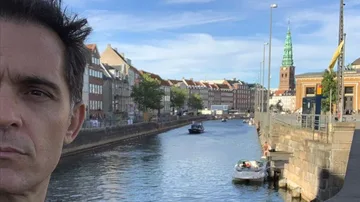 Pedro Alonso haciéndose un selfie en Copenhague durante el rodaje de 'La Casa de Papel'.