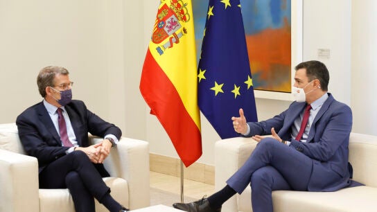 N&uacute;&ntilde;ez Feij&oacute;o y Pedro S&aacute;nchez durante su encuentro en La Moncloa/EFE