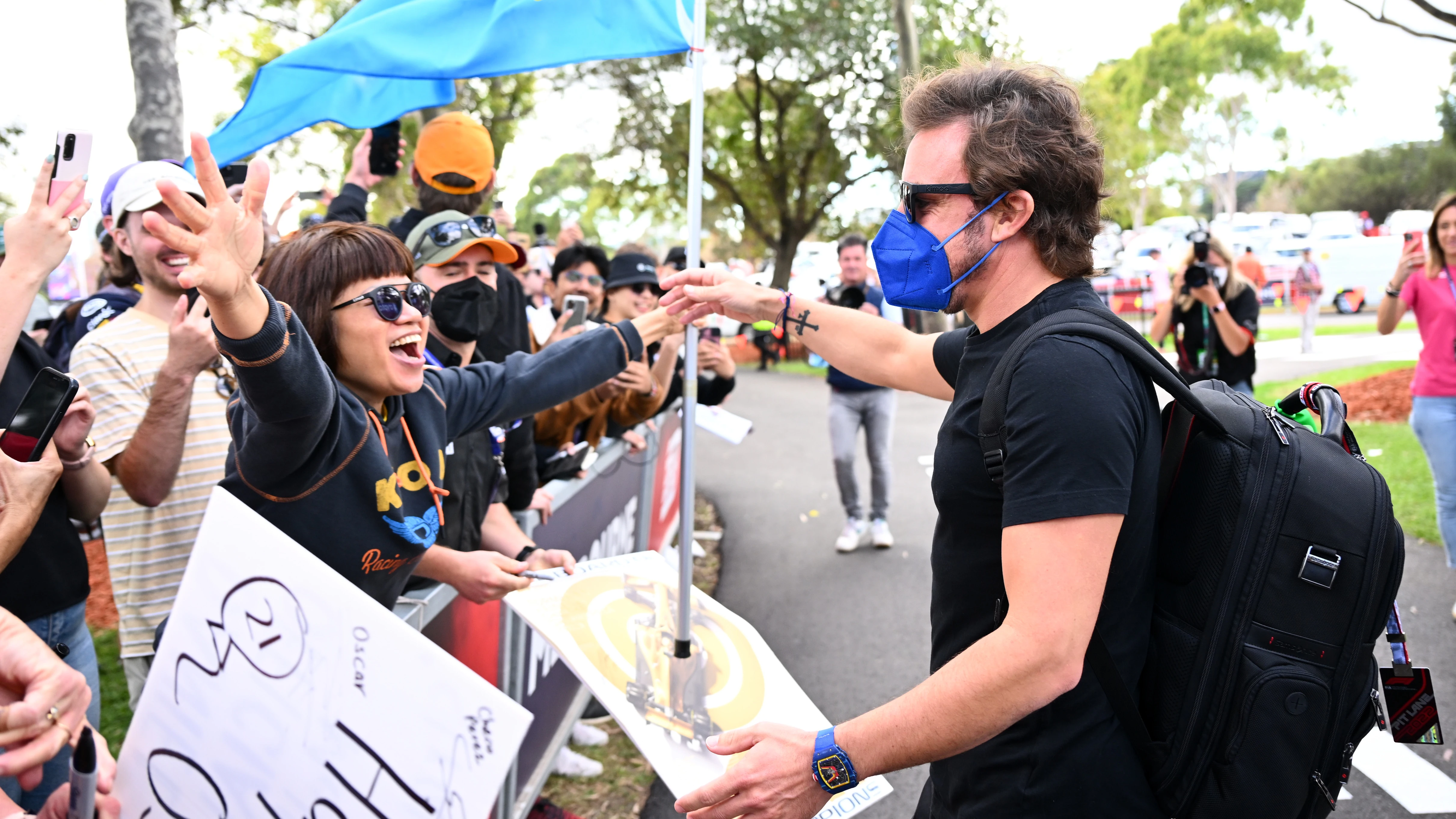 Fernando Alonso en su llegada al GP de Australia