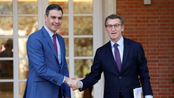 Sánchez y Feijóo se saludan antes de su reunión en La Moncloa