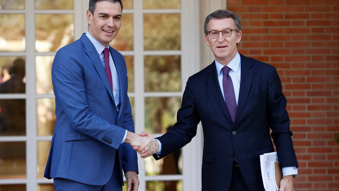 Sánchez y Feijóo se saludan antes de su reunión en La Moncloa/EFE