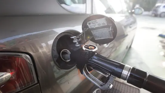 Un vehículo reposta en una gasolinera Un vehículo reposta en una gasolinera