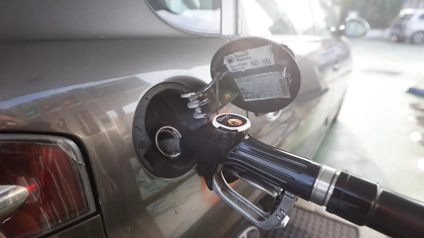 Un vehículo reposta en una gasolinera Un vehículo reposta en una gasolinera