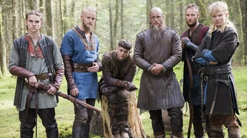 Ragnar junto a sus cinco hijos Ubbe, Bjorn, Ivar, Sigurd y Hvitserk en la temporada 4 de 'Vikingos'