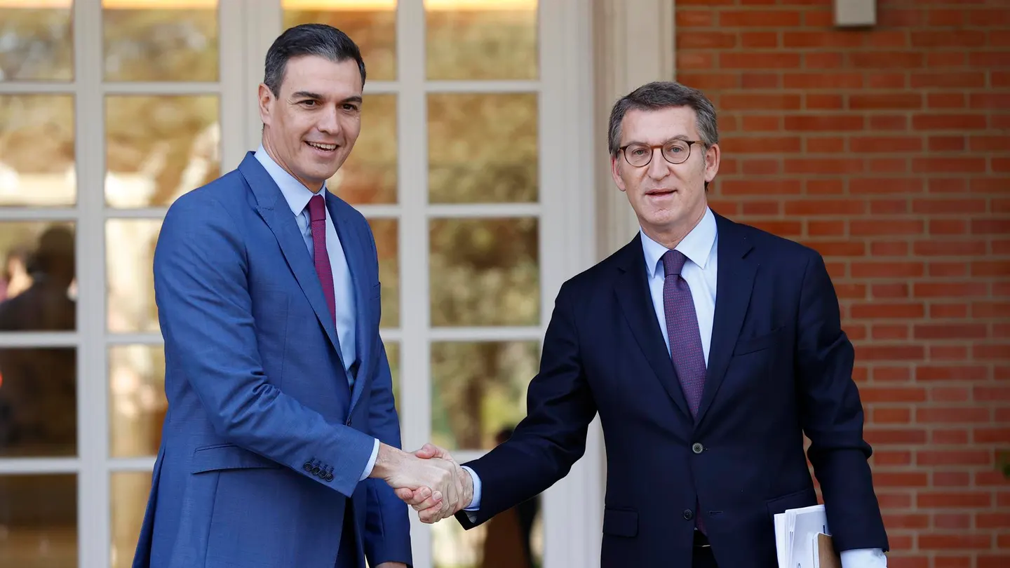 El presidente del Gobierno, Pedro Sánchez, recibe en la Moncloa al nuevo líder del PP, Alberto Núñez Feijóo. El presidente del Gobierno, Pedro Sánchez, recibe en la Moncloa al nuevo líder del PP, Alberto Núñez Feijóo.