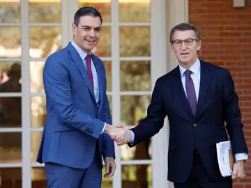El presidente del Gobierno, Pedro Sánchez, recibe en la Moncloa al nuevo líder del PP, Alberto Núñez Feijóo.