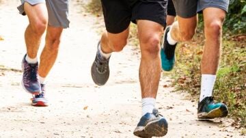 Grupo de personas corriendo por un parque