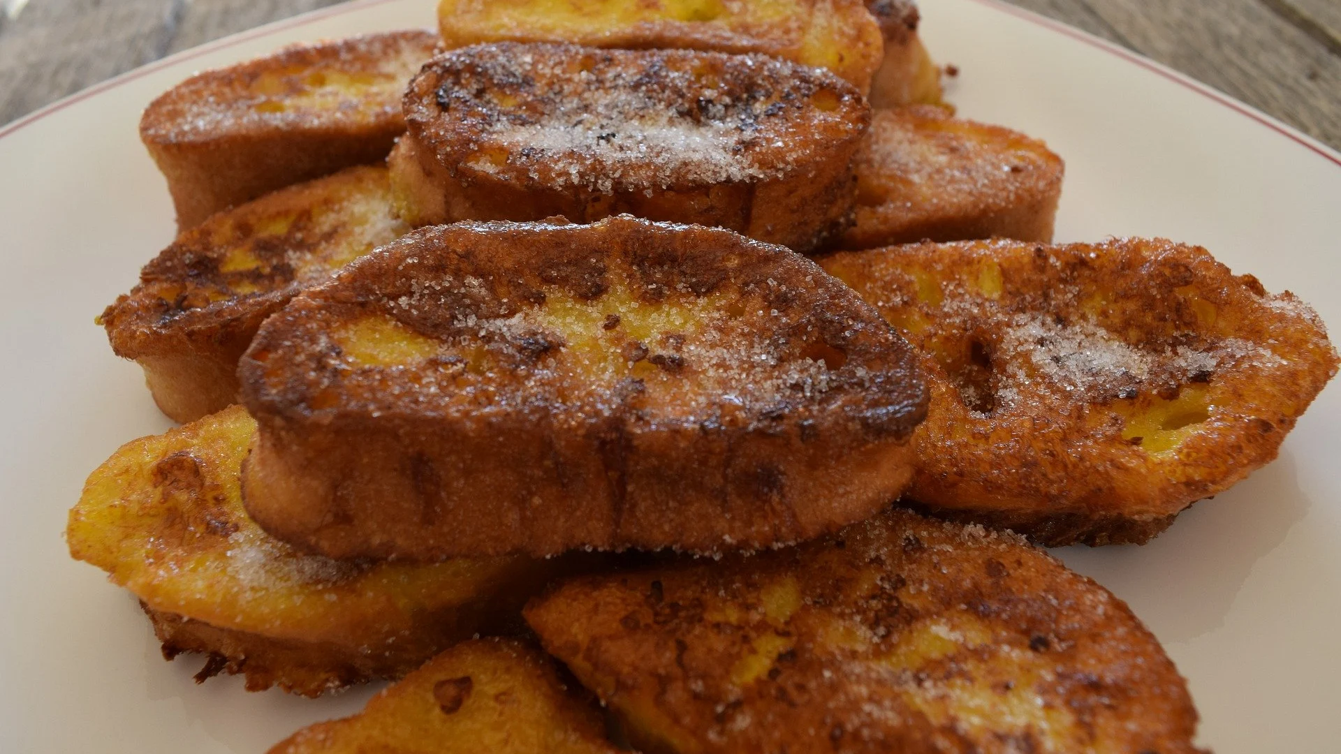 Torrijas, damos la vuelta a la receta de toda la vida: 5 claves para hacerla más saludable y que engorde menos