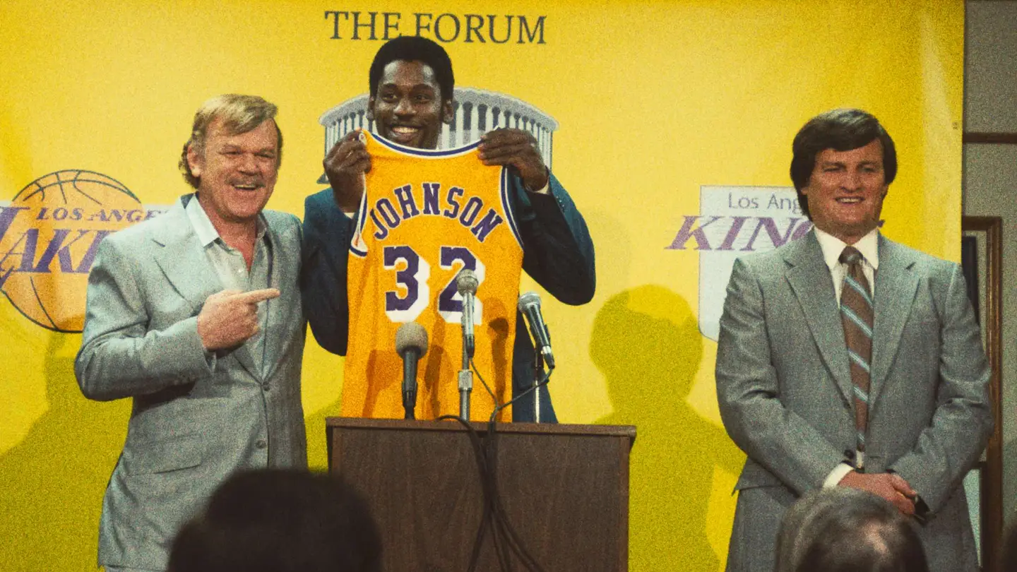 De izquierda a derecha: John C. Reilly como Jerry Buss, Quincy Isaiah como Magic Johnson y Jason Clarke como Jerry West De izquierda a derecha: John C. Reilly como Jerry Buss, Quincy Isaiah como Magic Johnson y Jason Clarke como Jerry West
