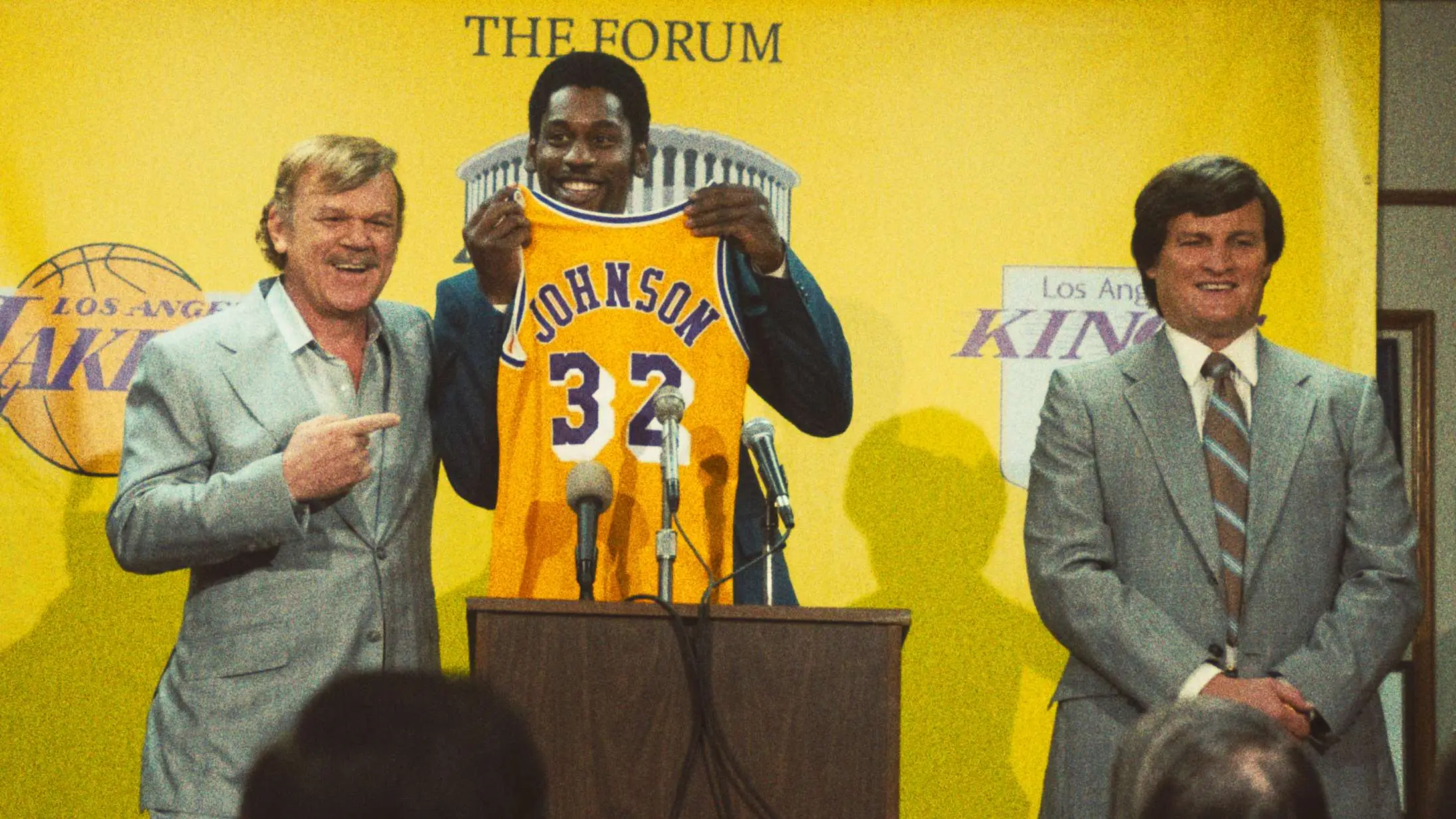 De izquierda a derecha: John C. Reilly como Jerry Buss, Quincy Isaiah como Magic Johnson y Jason Clarke como Jerry West