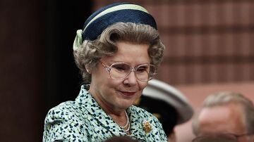 Imelda Staunton caracterizada como la reina Isabel II de Inglaterra para la 5ª temporada de 'The Crown'.