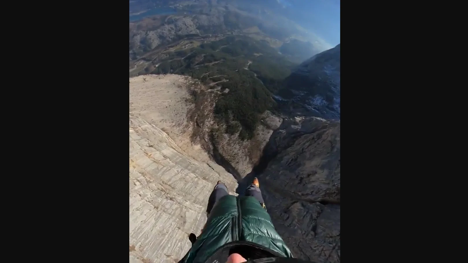 Salto base de un hombre en Italia