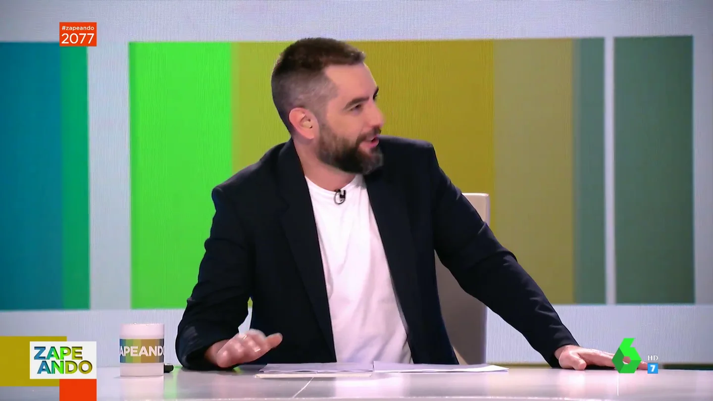 "Es que eres tontísimo": el pique futbolístico de Dani Mateo y Miki Nadal en pleno directo "Es que eres tontísimo": el pique futbolístico de Dani Mateo y Miki Nadal en pleno directo