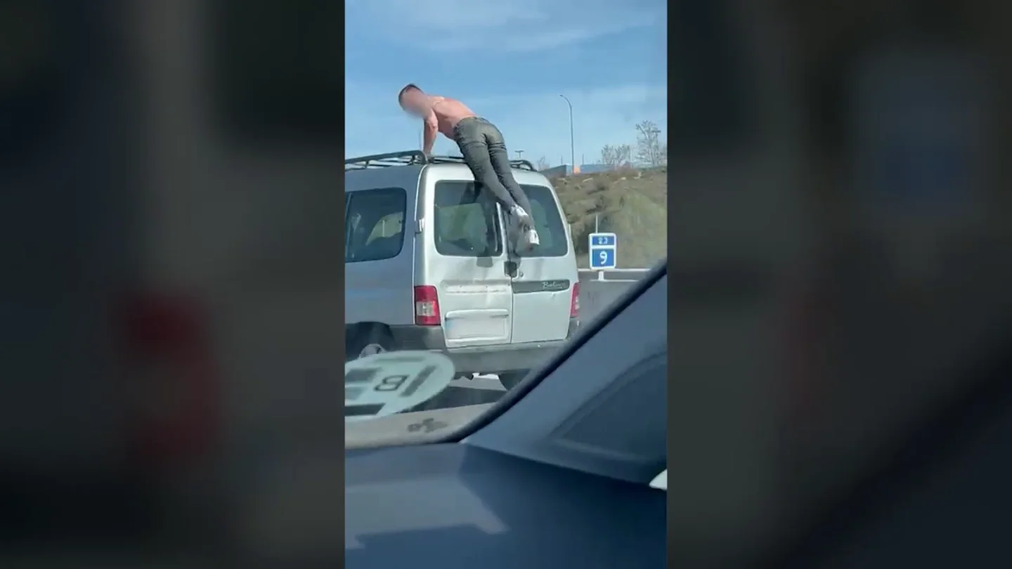 Detenido el 'Spiderman de la A-5': circulaba semidesnudo colgado de la baca de una furgoneta por la autovía Detenido el 'Spiderman de la A-5': circulaba semidesnudo colgado de la baca de una furgoneta por la autovía
