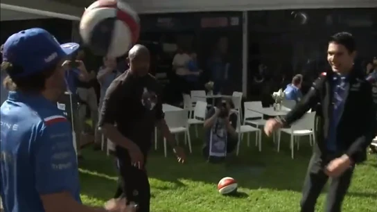 Se relaja la tensión en Alpine... con un pelotazo de Ocon a Fernando Alonso Se relaja la tensión en Alpine... con un pelotazo de Ocon a Fernando Alonso