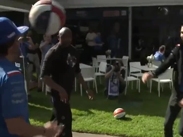 Se relaja la tensión en Alpine... con un pelotazo de Ocon a Fernando Alonso Se relaja la tensión en Alpine... con un pelotazo de Ocon a Fernando Alonso