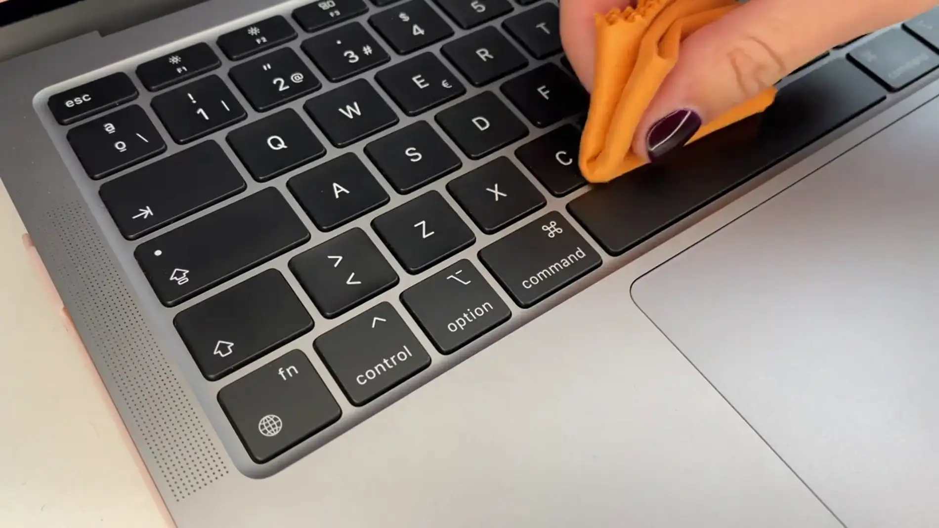Cómo limpiar a fondo un teclado de ordenador