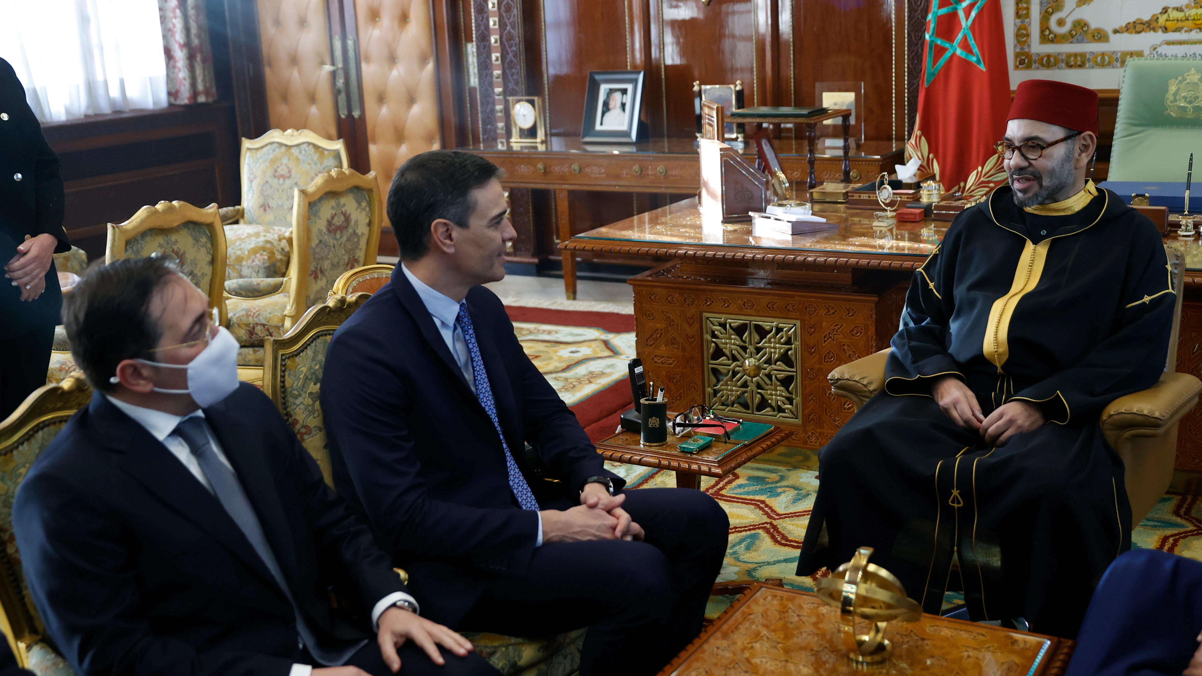 Pedro Sánchez y José Manuel Albares se reúnen con el rey Mohamed VI de Marruecos en Rabat