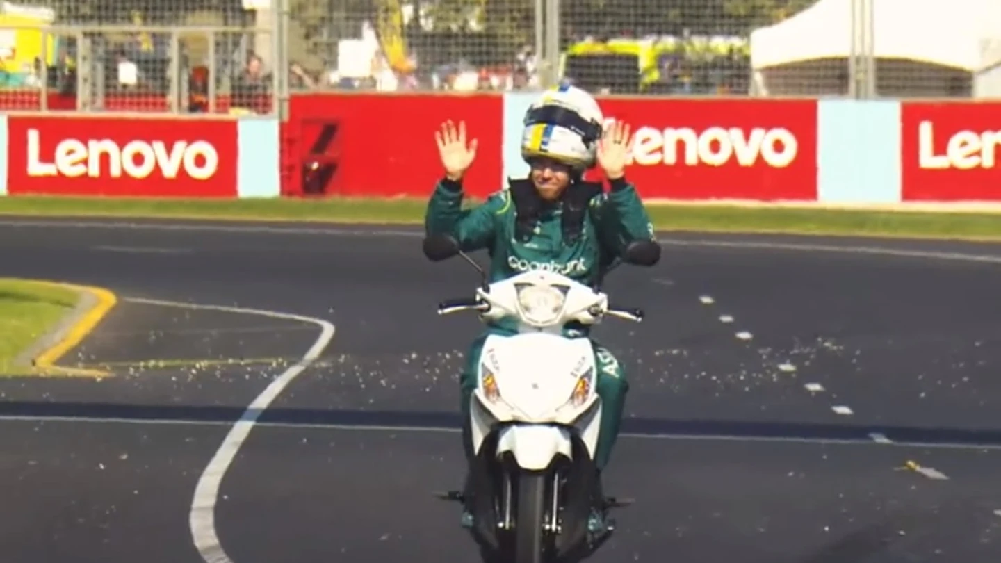 El delirante momento de Vettel: en moto sin manos, casco desabrochado... y expuesto a una sanción El delirante momento de Vettel: en moto sin manos, casco desabrochado... y expuesto a una sanción