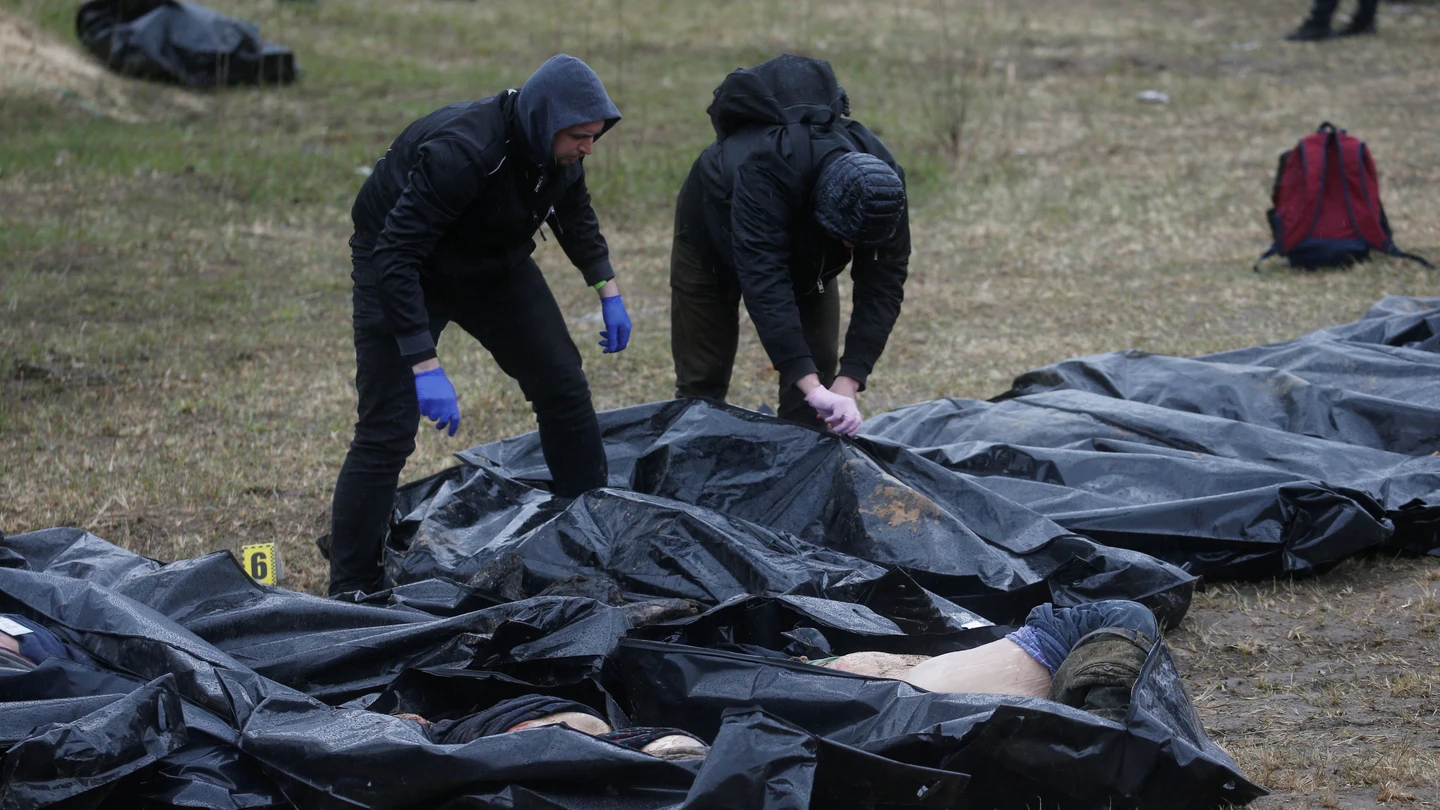 Investigadores analizan los cuerpos sin vida de civiles ucranianos en Bucha Investigadores analizan los cuerpos sin vida de civiles ucranianos en Bucha