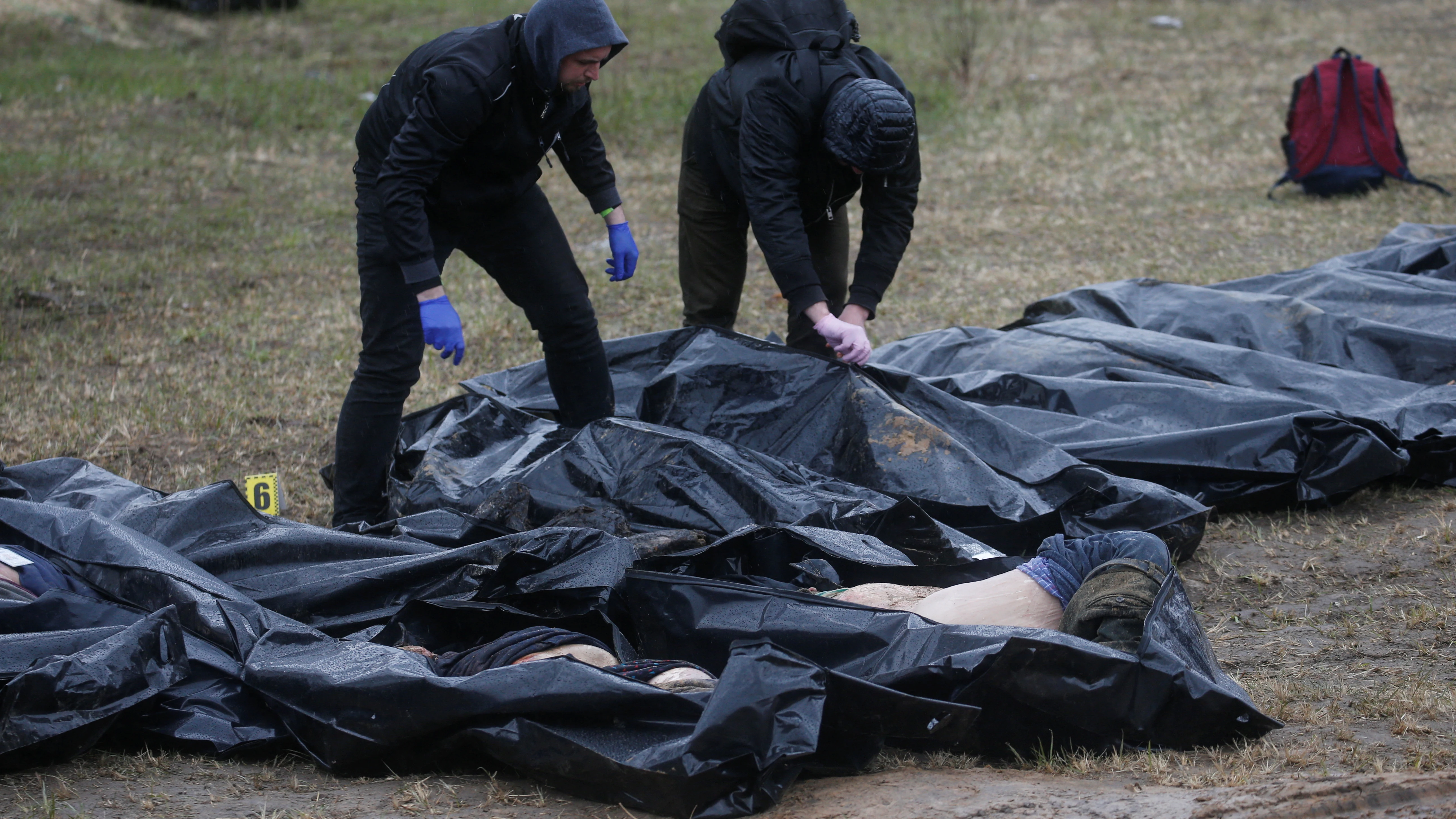Investigadores analizan los cuerpos sin vida de civiles ucranianos en Bucha