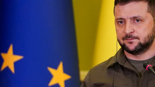 Volodímir Zelenski, junto a las banderas de la Unión Europea y Ucrania Volodímir Zelenski, junto a las banderas de la Unión Europea y Ucrania