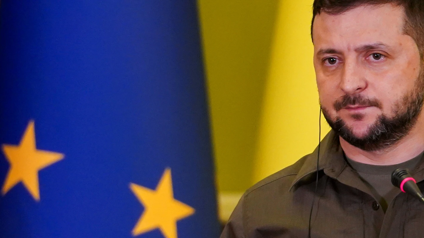 Volodímir Zelenski, junto a las banderas de la Unión Europea y Ucrania Volodímir Zelenski, junto a las banderas de la Unión Europea y Ucrania